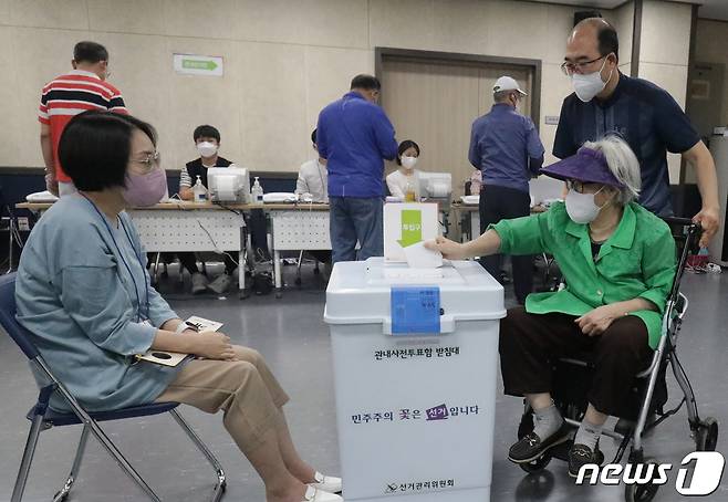 제8회 전국동시지방선거 사전투표 첫날인 27일 울산 중구 우정동행정복지센터 2층에 마련된 사전투표소에서 시민들이 투표를 하고 있다. 2022.5.27/뉴스1 © News1 조민주 기자