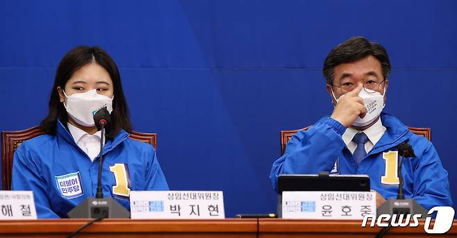 박지현(왼쪽), 윤호중 더불어민주당 상임선대위원장. (공동취재) 2022.5.25/뉴스1 © News1 유승관 기자