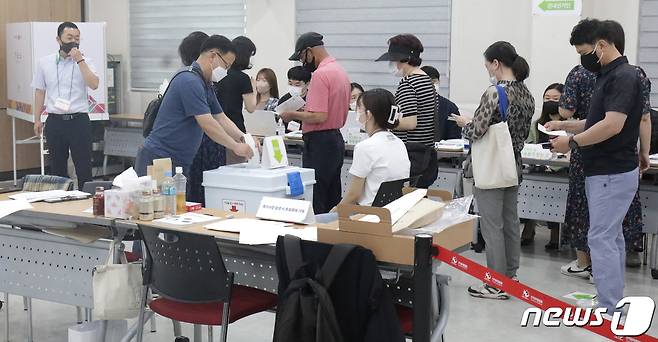 제8회 전국동시지방선거 사전투표 둘째날인 28일 울산 북구 농소3동행정복지센터에 마련된 사전투표소에서 시민들이 투표를 하고 있다. 2022.5.28/뉴스1 © News1 조민주 기자