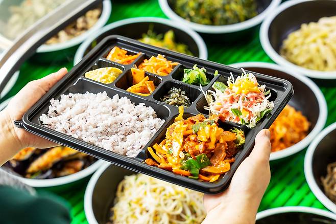 정상회담 현장 수행원 점심으로 제공된 팔첩반상 도시락. 서울 서초동 반찬가게에서 주문한 것으로 알려졌다./양수열 영상미디어 기자