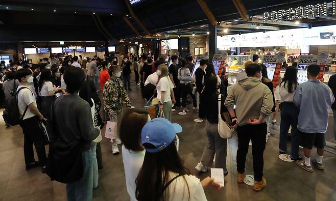 지난 22일 오후 서울 CGV용산이 주말을 맞이해 영화관을 찾은 시민들로 붐비고 있다. /뉴스1