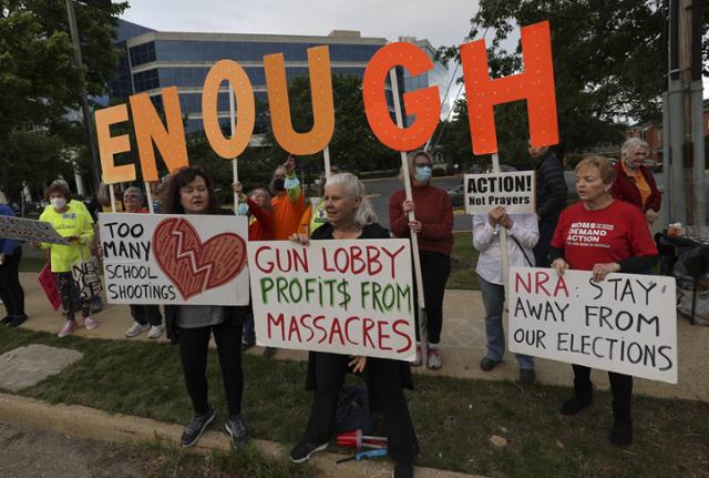 시위대가 25일 미국 버지니아주 페어팩스에 있는 전미총기협회(NRA) 본부 앞에서 항의 시위를 벌이고 있다. 페어팩스=AFP 연합뉴스