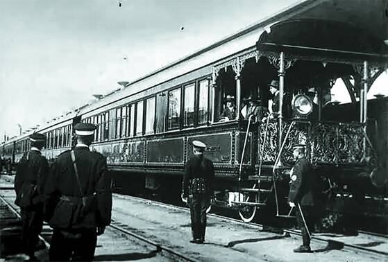 한때 러시아와 일본이 공동 운영하던 중동철도의 객차는 호화의 극치였다. 흔히들 달리는 호텔이라 불렀다. 하얼빈에 도착한 중동철도 여객열차. [사진 김명호]