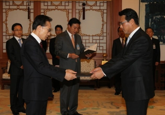 이명박 전 대통령이 2012년 1월 청와대에서 김태효 당시 대외전략기획관에게 임명장을 수여하고 있다. 연합뉴스