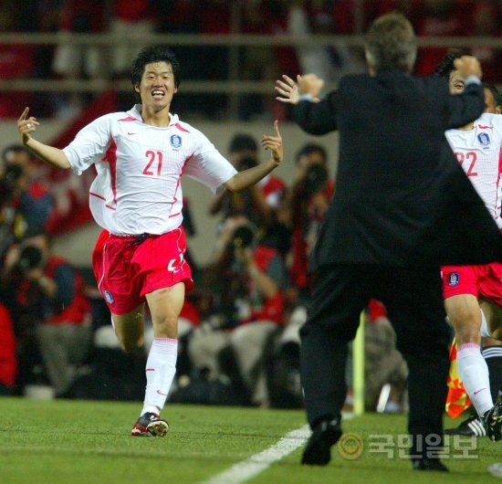 박지성(왼쪽)이 2002년 6월 14일 인천에서 열린 한일월드컵 조별리그 3차전에서 포르투갈에 결승골을 넣고 거스 히딩크 감독에게 달려가고 있다. 국민일보 DB