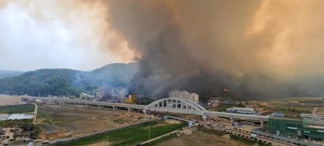 경북 울진 근남면 행곡리 야산에서 28일 발생한 화재로 주변 민가가 연기에 뒤덮였다. 연합뉴스