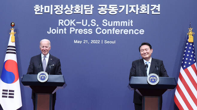 윤석열 대통령(오른쪽)과 조 바이든 미국 대통령이 지난 21일 한미정상회담 공동기자회견에서 미소짓고 있다. [연합]
