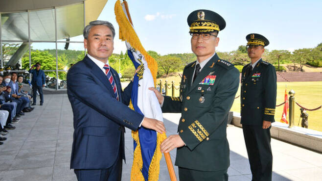 이종섭 장관으로부터 육군기를 받는 박정환 육군참모총장