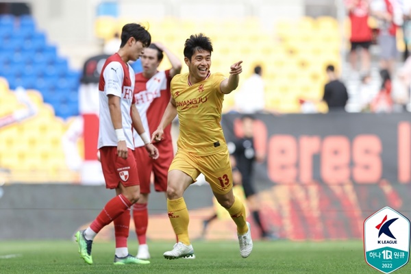 광주 두현석(노란색 유니폼) / 사진=한국프로축구연맹 제공