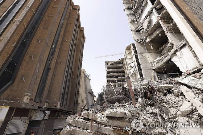 이란 남부 도시 아바단 건물 붕괴 현장 [이란 부통령실 제공. 재판매 및 DB 금지]