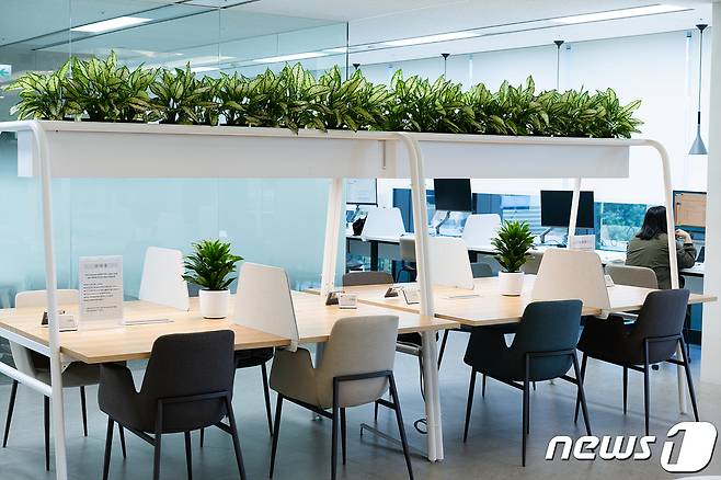 KT 송파사옥에는 다양한 형태의 업무 공간이 꾸려져 있다. 협업형 좌석 모습. 2022.5.24/뉴스1 © News1 이기범 기자