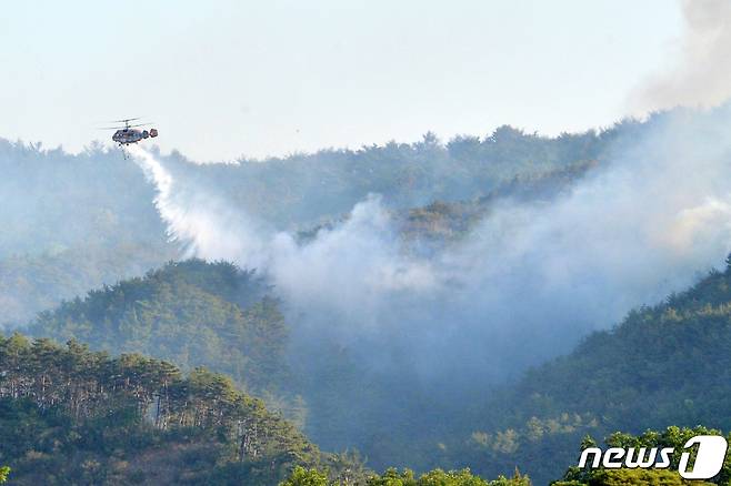 경북 울진 산불 이틀째인 29일 오전 산림청 대형 산불진화헬기가 근남면 행곡리 산불 발생 현장에서 진화작업을 벌이고 있다. 2022.5.29/뉴스1 © News1 최창호 기자