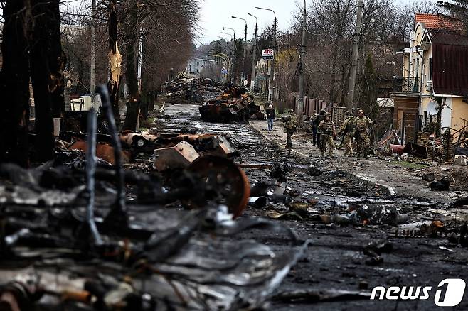 우크라이나 군이 탈환한 키이우 인근 부차 거리에 파괴된 러시아 군 탱크와 장갑차가 보인다. © 로이터=뉴스1 © News1 우동명 기자