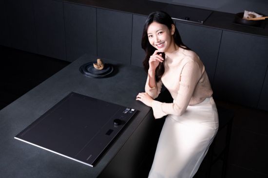 삼성전자 모델이 서울 대치동에 위치한 삼성전자 디지털프라자 삼성대치본점에서 비스포크 인피니트 라인 인덕션 신제품을 소개하고 있다.