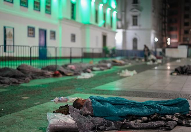 브라질 상파울루 파치우 두 콜레지우 광장에서 20일(현지 시각) 노숙인들이 잠을 청하고 있다. /AP 연합뉴스