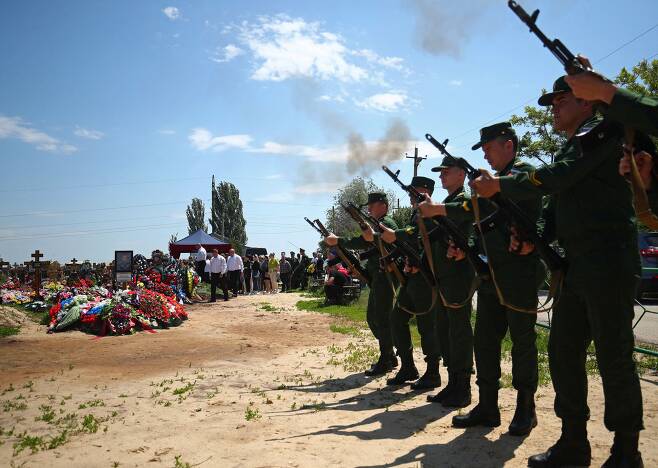러시아 볼고그라드주 볼츠스키의 묘지에서 26일(현지 시각) 우크라이나에 투입됐다가 전사한 공병대원의 장례식이 열린 가운데 군인들이 조포를 발사하고 있다. /로이터 연합뉴스