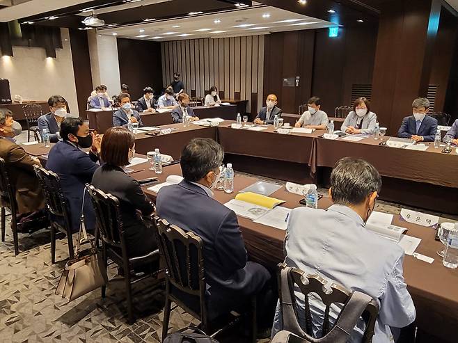 정보통신기획평가원(IITP)은 27일 서울 엘타워에서 디지털과 인문학 융합포럼을 개최했다. 메타버스 성장, 발전방향을 모색하는 다양한 의견이 나왔다.