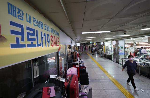 29일 오후 서울 명동 인근 지하상가 한 가게에 '코로나19 세일' 안내 현수막이 걸려 있다. 연합뉴스