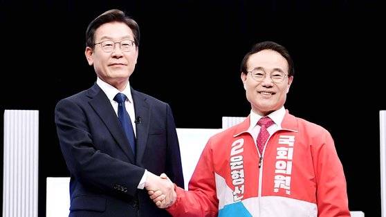 인천 계양구을 보궐 선거에 출마한 이재명 더불어민주당 후보와 윤형선 국민의힘 후보가 25일 오후 경기도 부천시 OBS경인TV 스튜디오에서 열린 계양구 선거관리위원회 주관 TV토론회에 참석했다. 뉴스1