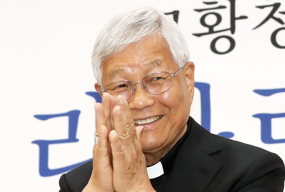 유흥식 대주교는 29일 한국 천주교 역사상 네 번째 추기경에 임명됐다. 연합뉴스