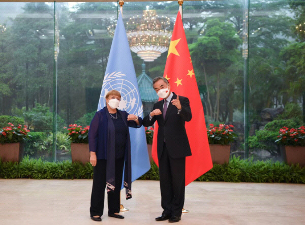 중국을 방문한 미첼 바첼레트 유엔 인권최고대표(왼쪽)가 지난 23일 광저우에서 왕이 외교부장을 만나고 있다. 중국 외교부 홈페이지 캡쳐