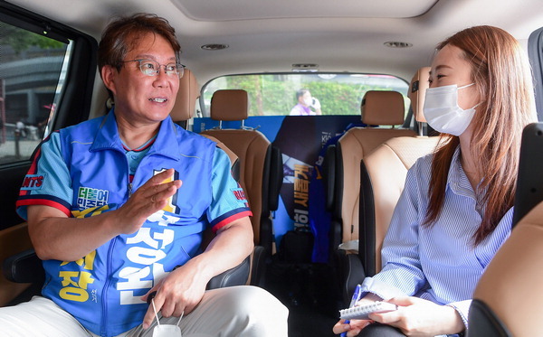 변성완 후보와 김민정 기자가 수행차량 안에서 이야기를 하고 있다.