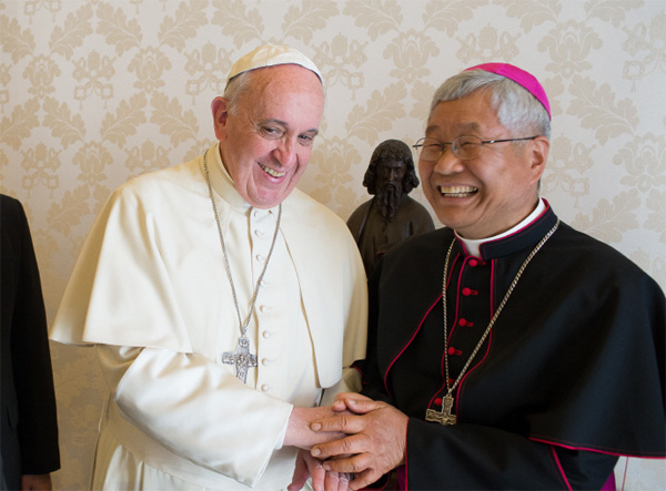 유흥식 당시 대전교구 대주교(오른쪽)가 2014년 바티칸 교황 집무실에서 프란치스코 교황을 알현하는 모습. [사진 제공 ＝ 천주교 대전교구]