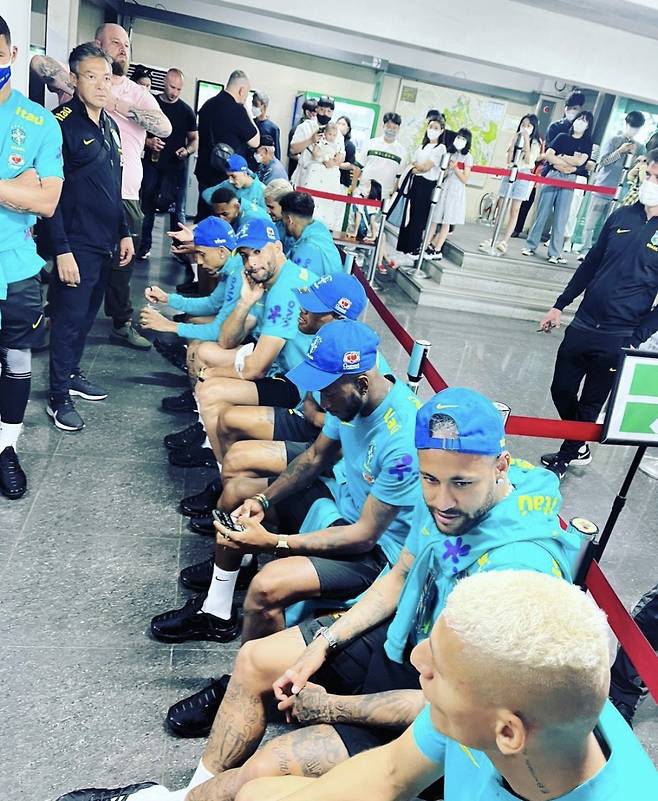 브라질 축구 국다대표팀이 전날 N서울타워를 방문한 모습. /사진=코스모진여행사 SNS