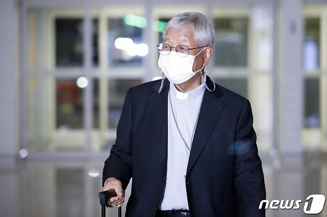(인천공항=뉴스1) 이승배 기자 = 유흥식 라자로 대주교(천주교 대전교구장)가 교황청 성직자성 장관직을 수행하기 위해 지난해 인천국제공항을 통해 파리로 출국하고 있다. 프란치스코 교황은 현지시각으로 지난달 11일 한국 천주교 대전교구 교구장인 유흥식 라자로(70) 주교를 교황청 성직자성(Congregation for the Clergy) 장관에 임명하면서 대주교 칭호를 부여했다. 교황청 역사상 한국인이 차관보 이상 고위직에 임명된 것은 이번이 처음이다. 2021.7.29/뉴스1