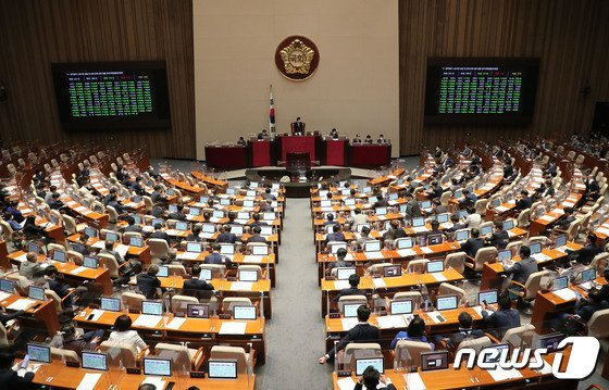 윤석열 정부 첫 추경안이 29일 오후 통과했다./사진=뉴스1
