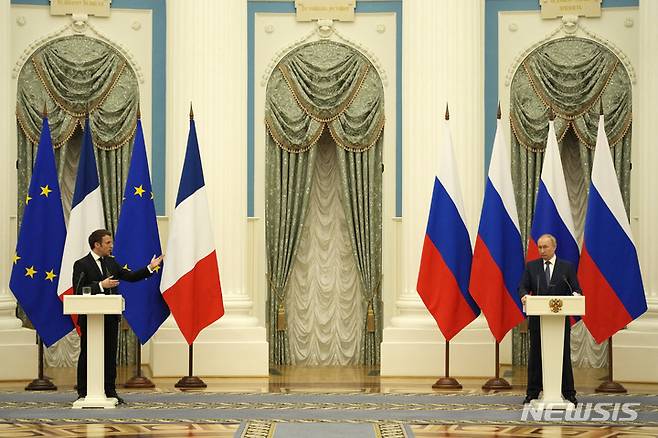 [모스크바=AP/뉴시스] 블라디미르 푸틴(오른쪽) 러시아 대통령이 7일(현지시간) 러시아 모스크바에서 에마뉘엘 마크롱 프랑스 대통령과의 회담 후 공동기자회견을 하고 있다. 2022.02.08.