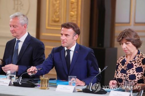 신임 내각 회의 주재하는 에마뉘엘 마크롱(가운데) 프랑스 대통령 [로이터=연합뉴스 자료사진. 재판매 및 DB 금지]