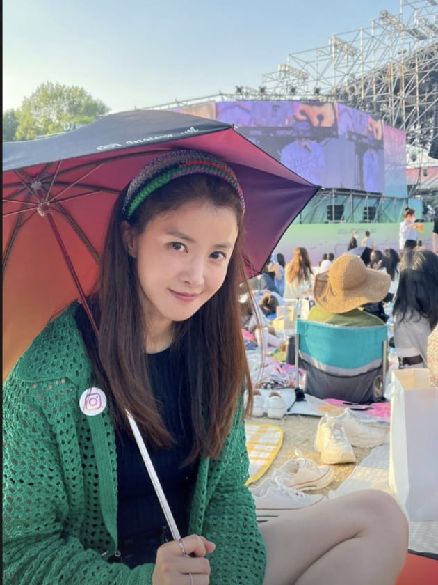 Actor Lee Si-young has revealed her daily life.Lee Si-young posted a recent photo on his SNS on the 30th.The photo shows Lee Si-young, who wrote an umbrella in the outdoors where the festival was held, staring at the camera.The umbrella appears to have been packed to block ultraviolet rays in preparation for being outdoors for a long time.Meanwhile, Lee Si-young married a restaurant businessman man in 2017; the couple have one man under their belt.