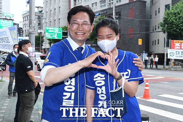송영길 더불어민주당 서울시장 후보가 30일 오전 서울 동대문구 경희대학교 인근에서 지원유세를 나온 딸 송현주 씨와 하트 포즈를 취하고 있다. /국회사진취재단