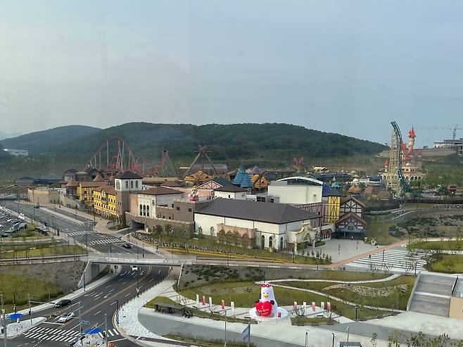 23일 롯데몰 동부산점 전망대에서 바라본 롯데월드 어드벤처 부산 전경/김은영 기자