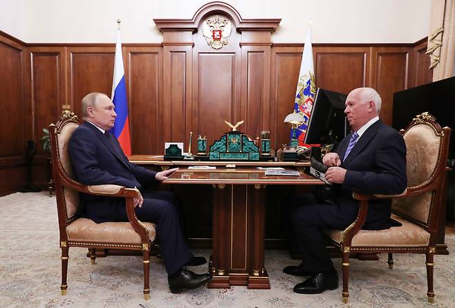 블라디미르 푸틴 러시아 대통령이 지난 18일(현지 시각) 모스크바 크렘린궁에서 국영 방산기업 로스테흐의 세르게이 체메조프 최고경영자(CEO)를 접견하고 있는 모습. /크렘린궁 제공