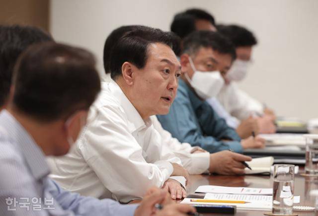 윤석열 대통령이 30일 오전 서울 용산 대통령실에서 수석비서관회의를 주재하고 있다. 서재훈 기자