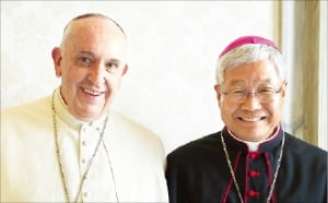 프란치스코 교황과 유흥식 신임 추기경(오른쪽).
