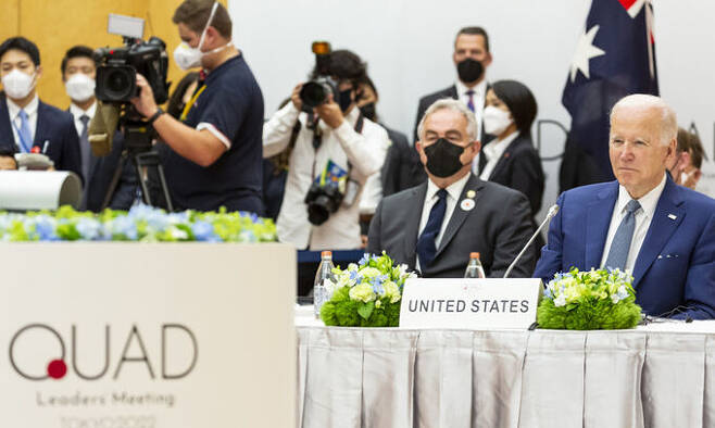 지난 24일 일본 도쿄에서 열린 쿼드(Quad) 정상회의에 참석한 조 바이든 미국 대통령(오른쪽). EPA연합뉴스
