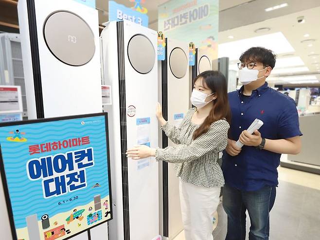롯데하이마트 대치점을 방문한 소비자들이 ‘6월 에어컨 대전’ 행사 상품을 둘러보고 있다.ⓒ롯데하이마트