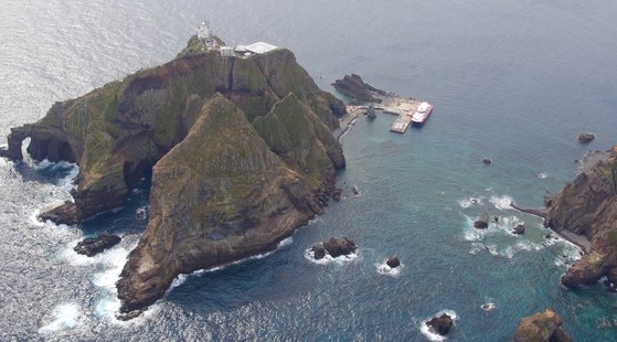 한국 국립해양조사원이 독도 해양조사를 실시한 데 대해 일본은 지난 29~30일 이틀 연속 "사전 동의 없는 해양조사를 즉각 중단하라"고 공식 항의했다. [국립문화재연구소]