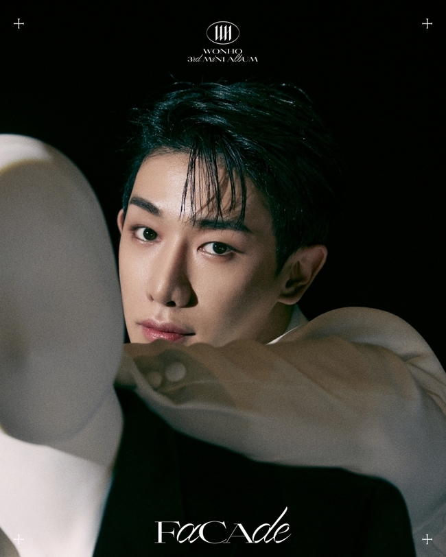 Singer Wonho (WONHO) has released its first concept photo.On May 30, the agency Hi-Line Entertainment released its first concept photo of Wonhos third mini album, Fassade (FACADE), via its official SNS channel.Wonho, who was first unveiled on the day, focused attention on the dark background by radiating a deadly mood with a more perfect visual and deep eyes.In particular, Wonho has attracted the attention of global fans by showing off his sensual and alluring oriental beauty by utilizing accessories such as bows as well as modern reinterpreted hanbok costumes.Wonho, who showed off his dreamy mood and fantastic visuals in the secret photo released earlier, showed the admiration of fans. In the concept photo, he showed beautiful oriental beauty and mysterious charm and raised expectations for the new album concept.Wonho returns to global fans with her third mini album Fassade in four months.The album includes a total of five songs written and composed by Wonho, including the title song CRAZY, which heralds the birth of another well-made album.