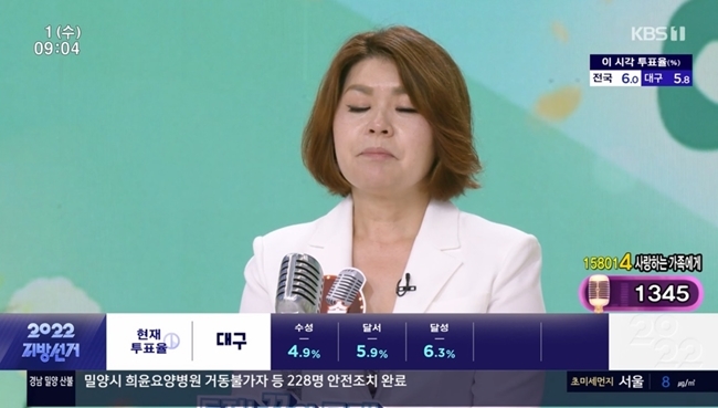 Singer Kim Song-i-i-i has told of his difficult past.Kim Song-i-i-i appeared as a participant on the stage of KBS 1TV AM Plaza Top Model dream broadcast on June 1.Kim Song-i-i-i said, My mother did all kinds of rough things, such as whether her daughters would be pointed out as childless fathers or restaurant work, and when I was 19 years old, I immigrated to Chicago, USA, where my uncle was.My mother and I worked laundry from 6:00 am to 11:00 pm, and I worked for three years to live in Korea, thinking that I was going to Korea. I ironed 500 clothes. My arms were broken and I was always swollen.I wanted to not marry, so I met at the age of 17 and married my husband now who waited for 10 years and lived in Korea.I had a son and a daughter and lived happily and well, and one day I had an ominous dream of her left eye covered in blood.I had thyroid cancer, and then the cancer spread to the lymph nodes, and I was singing my mothers song and I was there to do it.Top Model in the second win, 19-year-old Song-hee inherited her mother, who dreamed of a singer, and acted as a small girl group at the age of 6.The mother, who had taken care of her daughters activities, is living in a hospital due to complications of diabetes.The vote resulted in two wins. I will work hard. I am grateful, said the farewell.