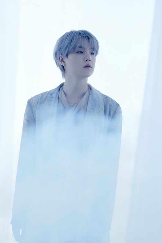 The group BTS released a Close-Up shot for each member of the new album concept photo.BTS released a new cut of its new album Proof concept photo on the official SNS on the 1st.It was a Close-Up shot of the Door version released on the 31st of last month, and it contained seven charms by member.Unlike the Proof version, which shows a strong and charismatic BTS, the Door version concept photo has a hopeful and gentle atmosphere.BTS, which has walked vigorously with countless records, expresses the meaning of opening a new door and moving on to another road.The seven members posed using white cloth, and gazed at various places and spread a hopeful energy.BTS, which released a new album concept photo starting with the Proof version on the 28th of last month, will release the last cut of Door version concept photo on the 2nd.BTS new album Proof will be released on the 10th.This album, which implies the history of nine years after the debut of BTS, is filled with songs about the past, present and future of BTS.big hit music
