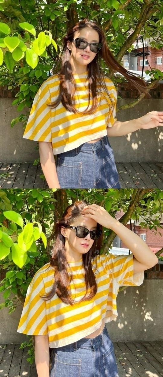 Actor Lee Si-young has reported his recent situation.Lee posted several photos on his instagram account on the 2nd day with emoticons wearing sunglasses.The photo shows Lee Si-young wearing a yellow striped T-shirt and jeans. In particular, Lee Si-young shows off her bright beauty with bright sunshine.Meanwhile, Lee will appear in the new drama Mentalist.