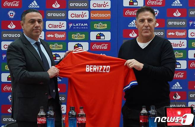 에두아르도 베리조 칠레 축구 대표팀 신임 감독(오른쪽) © AFP=뉴스1