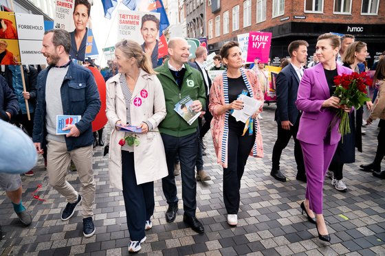 메테 프레데릭센 덴마크 총리(오른쪽)와 덴마크의 4개 정당 대표가 지난 1일 덴마크 수도 코펜하겐 중심가에서 EU 공동방위 예외 규정 폐기에 찬성해 달라는 선거 운동을 하고 있다. 로이터=연합뉴스