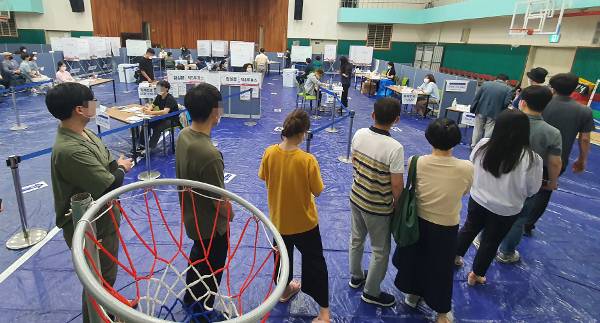 제8회 전국동시지방선거일인 1일 서울 송파구 잠전초등학교 투표소에서 유권자들이 투표하고 있다. 연합뉴스