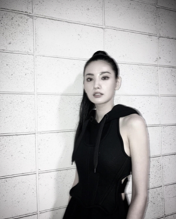 Nana, an actor from the group after school, has emanated a chic charm.In the open photo, Nana is standing in front of the wall and posing indifferently. On this day, Nana dressed in a unique black dress and created a chic atmosphere.Here she completed her intense visuals with a neat all-back ponytail hairstyle.Joon Park, a group member of Geodi, who saw this, commented, Da Little Seatter! Ama!!