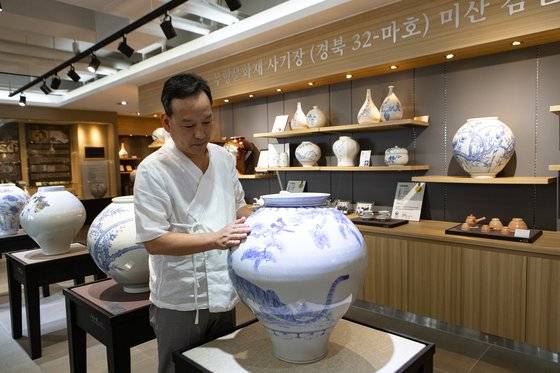 한국다완박물관 김선식 관장이 다완을 설명하는 모습.